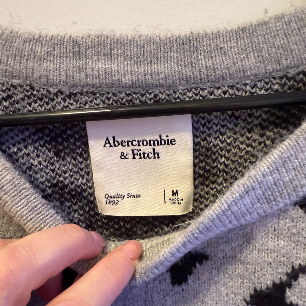 Abercrombie & Fitch Gray and Black Patterned Sweater - Picture 2 of 5